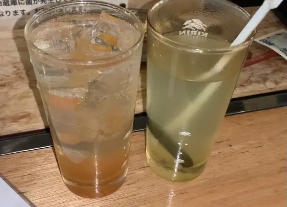 ジンジャーハイボール(290円)と梅こぶ茶割り(290円)