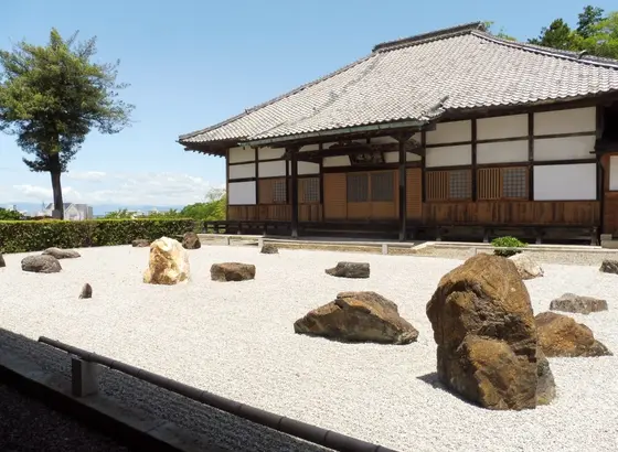石庭の向こうに彦根城が…！
