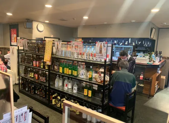 店内にはキープボトルがたくさん！