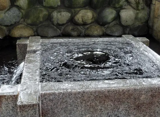 ここにも水が湧き出る井戸が…！