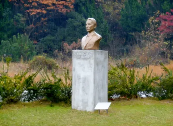 島を眺めるコルトーの像