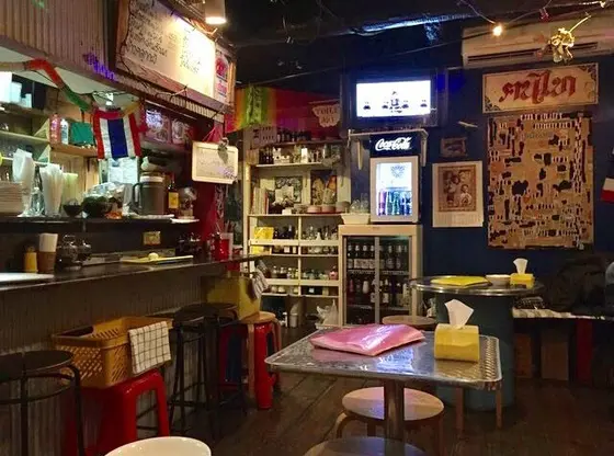 タイの食堂みたいなポップな店内。