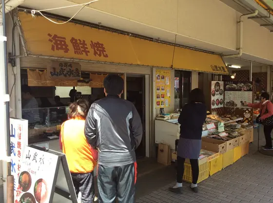 商店の海鮮丼に行列！