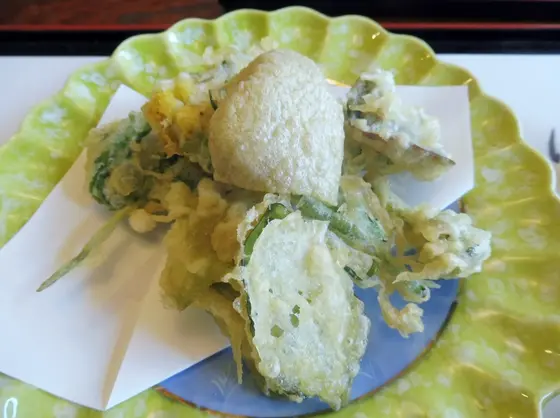 季節の薬草てんぷらも