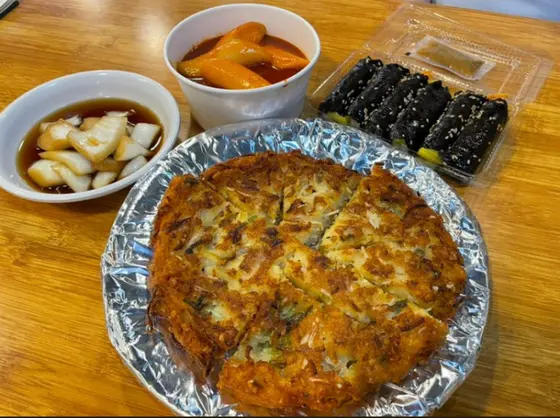 麻薬キンパ(₩3000)、緑豆チヂミ(₩5000)、トッポッキ(₩3000)