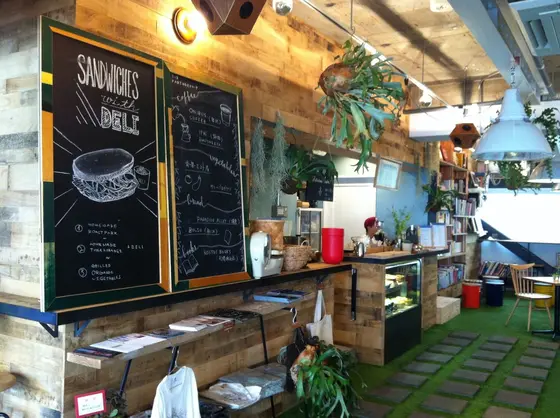 屋外みたいな店内