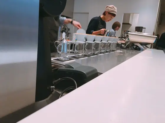 一杯ずつ丁寧に入れている様子が見れます。