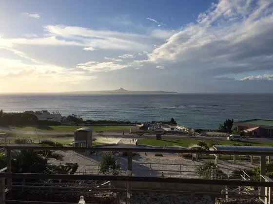天気が良ければ離島の伊江島も見えますよぉ〜