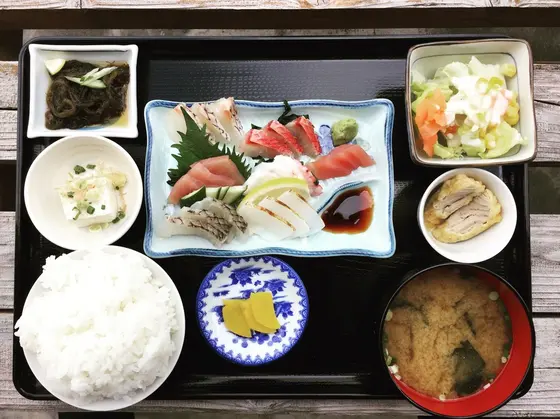 刺身盛り定食（1580円）