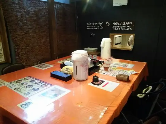 真ん中に大きなテーブルがひとつあるのみ