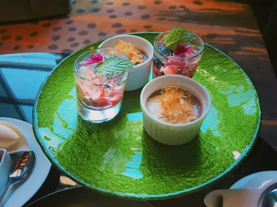 イチゴのシャンパンゼリーとチョコレートプリン