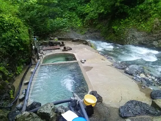 渓谷沿いの混浴露天風呂