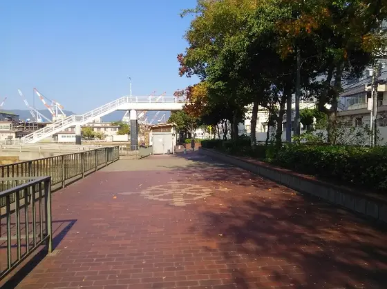気持ちのいい海沿いの小径です