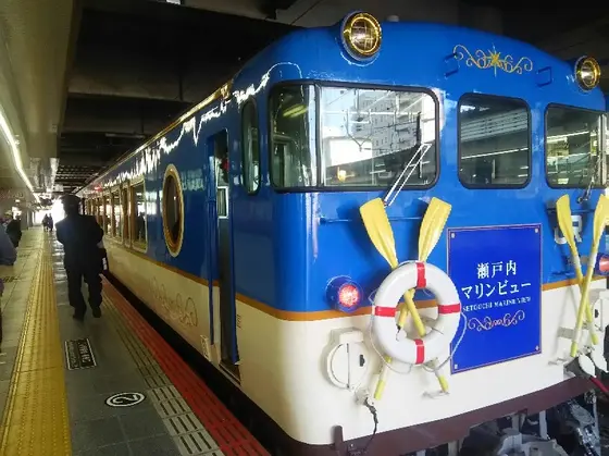 風光明媚な路線を走る観光列車「瀬戸内マリンビュー」