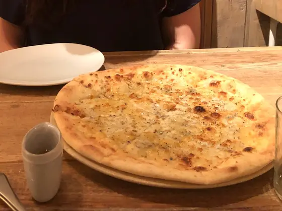 5種のチーズピザ