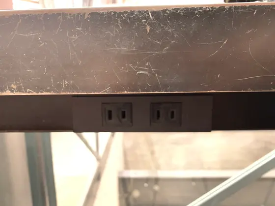カウンター席の机の下に電源🔌
