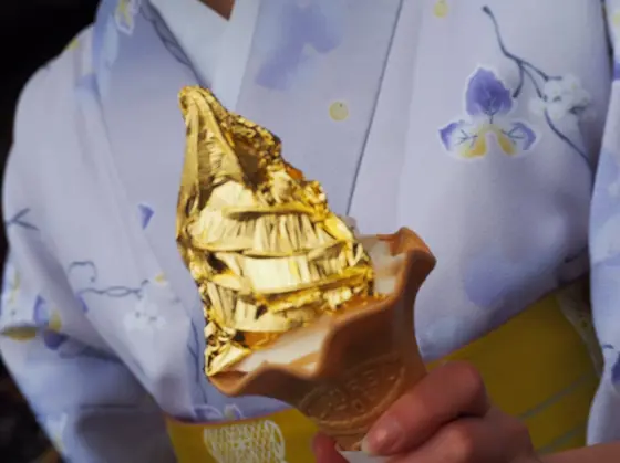 お着物と金箔ソフト