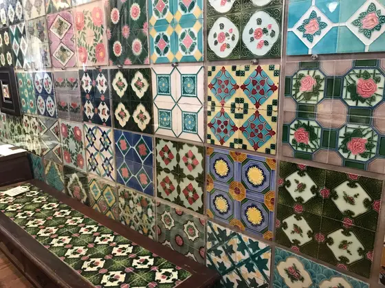 花タイルがたくさんの店内