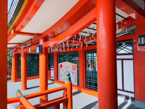 朱色の渡り廊下