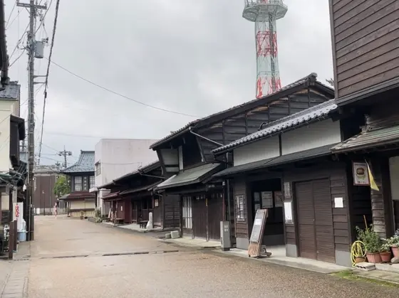 周辺はレトロな街並み