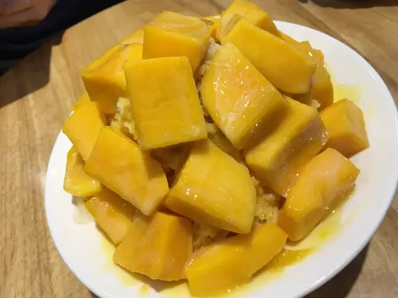 たっぷりの切りたてマンゴー！