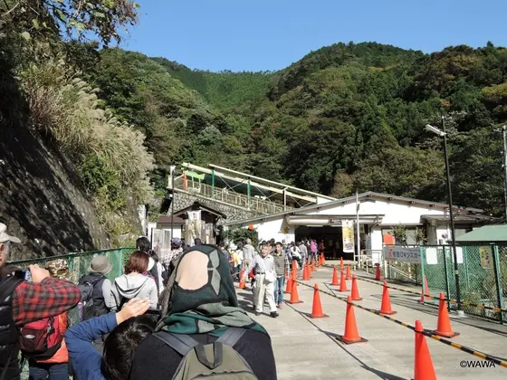 大山ケーブル駅の乗車待ち行列