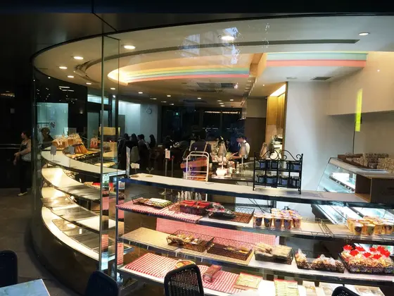 もちろんフランスパンと、一番人気のカレーパン、クリームパン、食パンを購入。
