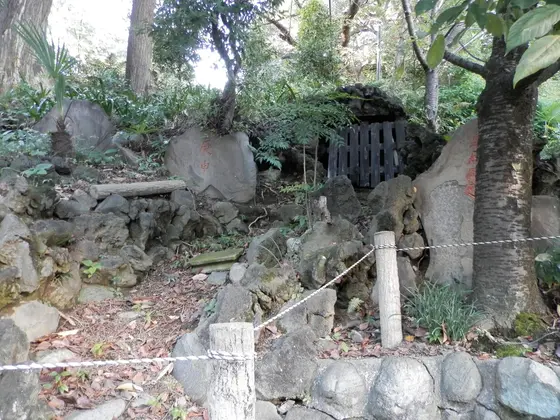 麓に下りて山裾を歩く