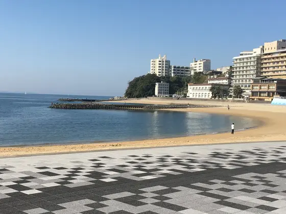 温泉前のビーチ