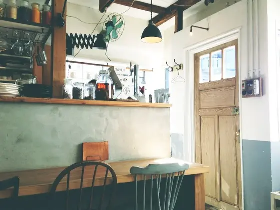 暖かい日差しが差し込む店内