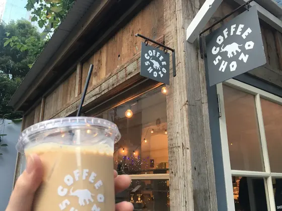コーヒー以外のメニューもあります。私はキャラメルミルクを飲みました〜〜