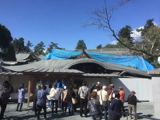 楼門の前で