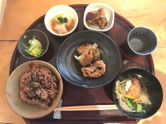 お手頃価格な寝かせ玄米ランチ