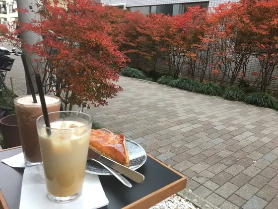 左からカフェモカ、カフェラテ、アップルパイ