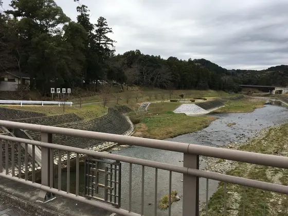 神宮寺川沿いに、龍潭寺に挟まれた場所に
