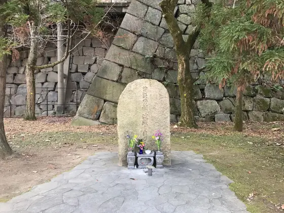 淀君、秀頼公自刃の地