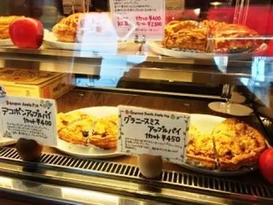 食欲を誘うショーケース内から見える一品
