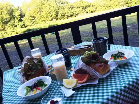 朝ごはんはコテージのウッドデッキにて