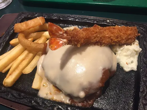 お腹が空いたら、ハンバーグ&エビフライもオススメ！