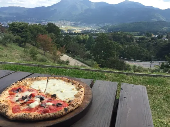 由布岳を眺めながらのお食事は開放感たっぷり。