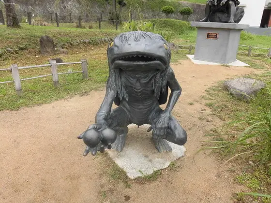 一匹は池のほとりに