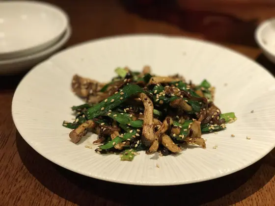 ニラとキノコ自家製小魚豆苗炒め