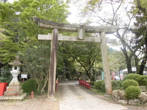 𡶌部神社