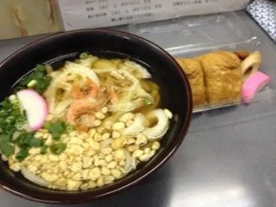 待合所のなかにあるうどんやさん「夢想庵」で天ぷらうどん