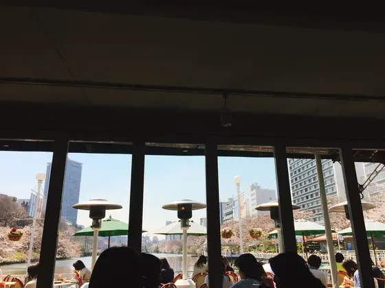 店内から外