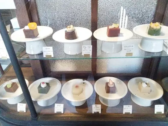 芸術的なかざり羹が並びます