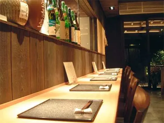 店内はカウンターとテーブル席が