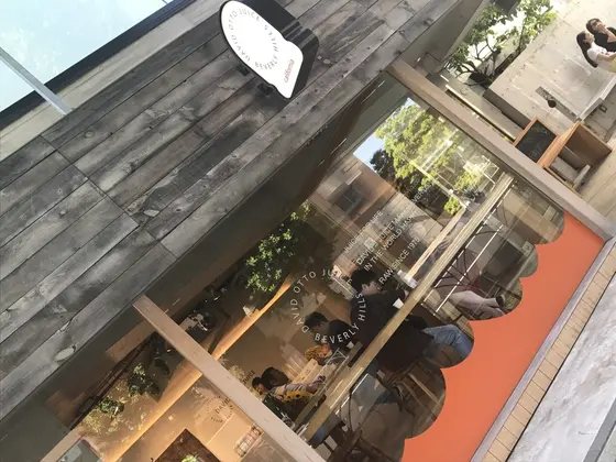店内に少しですが席もあります