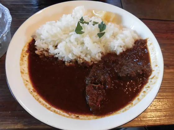 メインディッシュは鹿の肉が入ったカレーライス