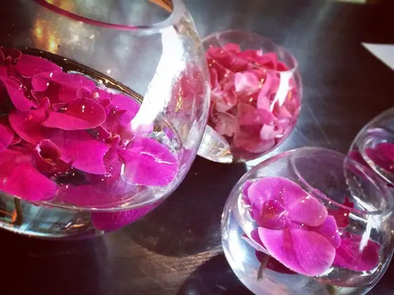 時期によって変わるカフェのテーマのお花